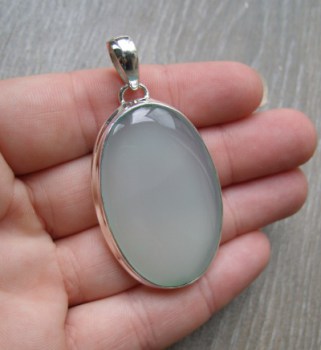 Zilveren hanger gezet met grote ovale aqua Chalcedoon